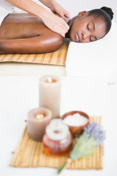 Kobieta korzystająca z masażu — Zdjęcie stockowe