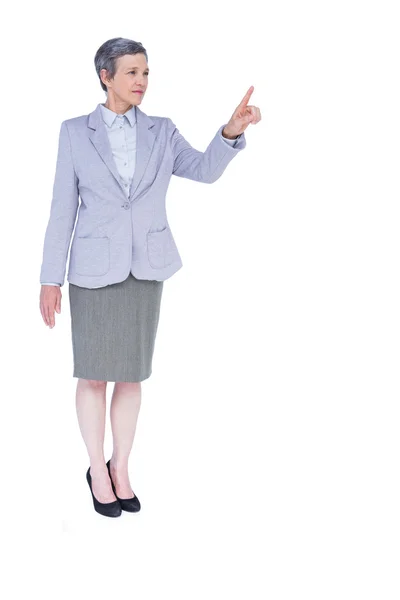 Seriöse Geschäftsfrau mit grauen Haaren gestikuliert — Stockfoto