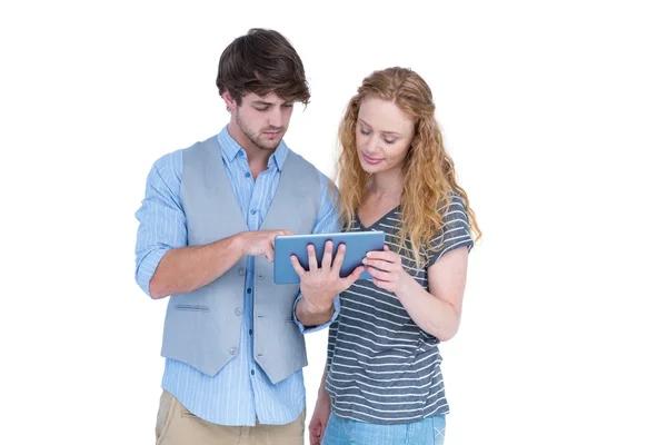 Couple tenant un ordinateur tablette — Photo
