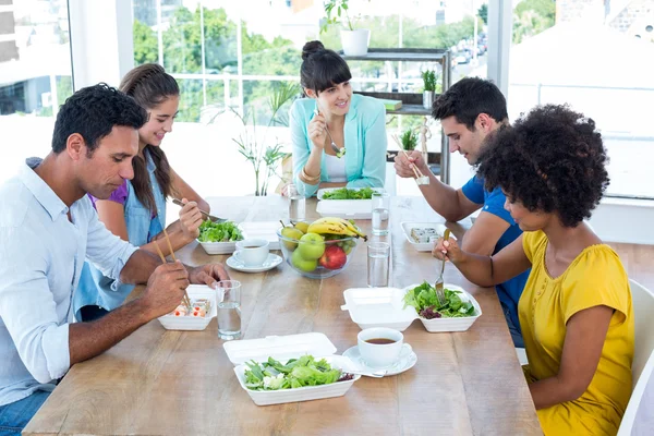 Geschäftsleute beim Mittagessen — Stockfoto