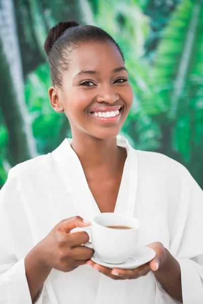 Frau trinkt Kaffee — Stockfoto