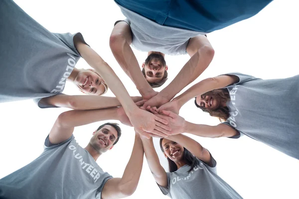 Voluntarios poniendo sus manos juntas — Foto de Stock