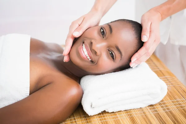 Mujer disfrutando masaje de cabeza —  Fotos de Stock