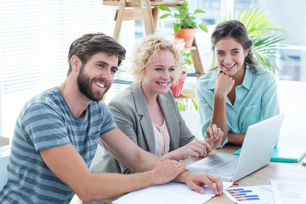 Colleghi che usano il computer portatile in ufficio — Foto Stock