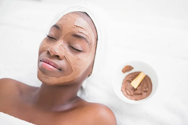 Woman enjoying chocolate facial treatment — Zdjęcie stockowe