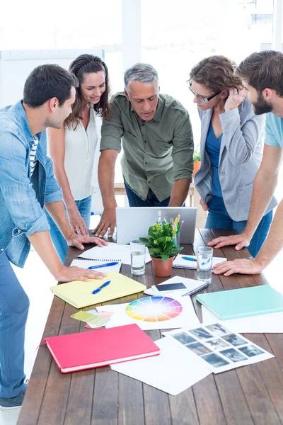 Casual collega's met behulp van de laptop in het kantoor — Stockfoto