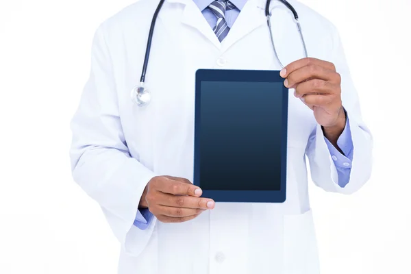 Un médecin montrant une tablette numérique — Photo