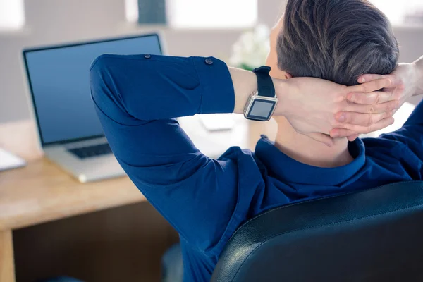 Visão traseira do empresário relaxando em uma cadeira giratória — Fotografia de Stock