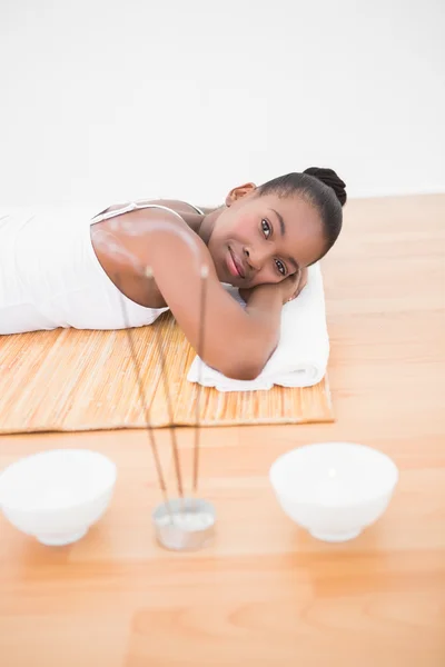 Woman lying on bamboo mat at health spa — Stockfoto