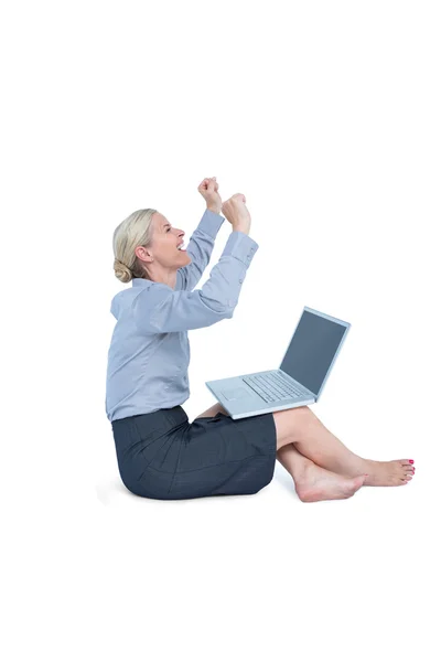 Empresária usando laptop — Fotografia de Stock