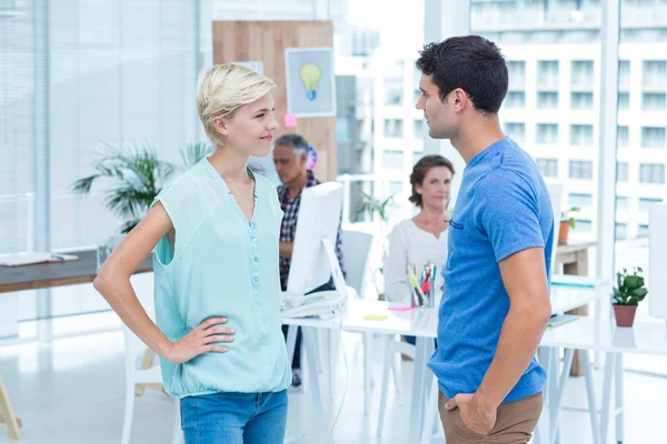 Mensen uit het bedrijfsleven spreken — Stockfoto