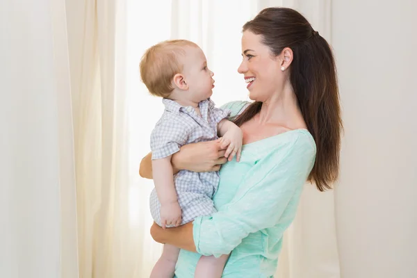 Feliz madre sosteniendo bebé niño —  Fotos de Stock