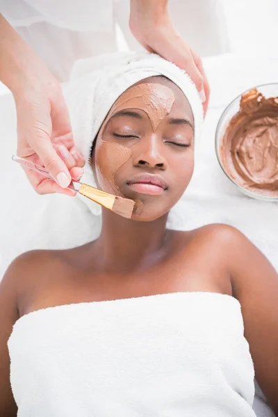 Woman getting chocolate facial treatment — Stok fotoğraf