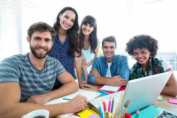 Feliz equipo creativo de negocios mirando a la cámara — Foto de Stock