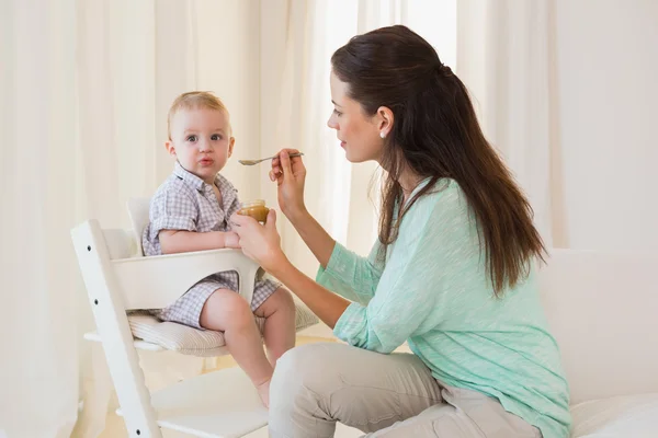 Mutter füttert ihren kleinen Jungen — Stockfoto