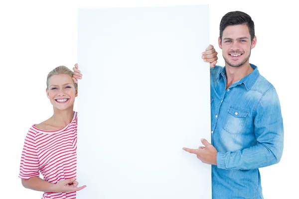 Paar zeigt auf leeres Schild in der Hand — Stockfoto