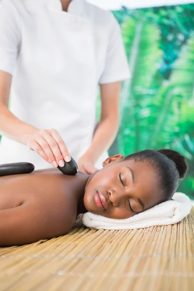 Donna godendo massaggio con pietre calde — Foto Stock