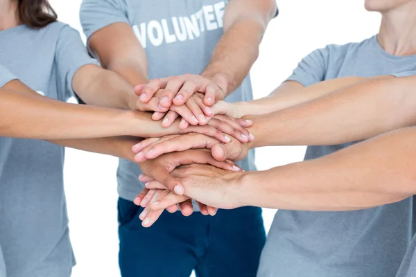Przyjaciele wolontariuszy, łącząc ich ręce — Zdjęcie stockowe