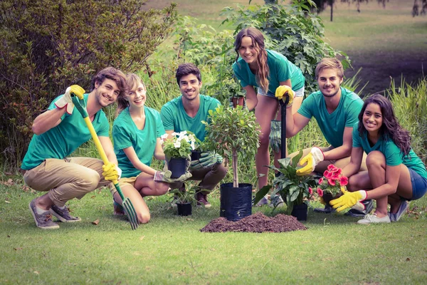 Amigos felizes jardinagem para a comunidade — Fotografia de Stock