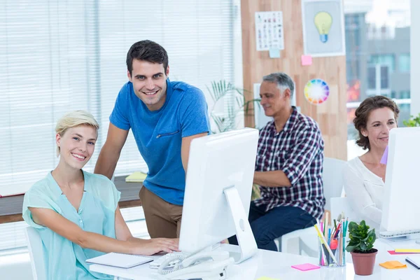 Zakelijke team dat werkt in de computer — Stockfoto