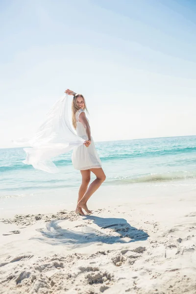 Mujer feliz divirtiéndose en la playa — Foto de Stock