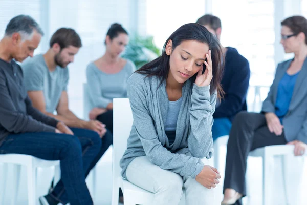 Vrouw troostend andere in rehab groep op therapie — Stockfoto