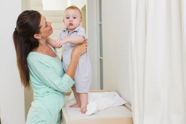 Mãe feliz segurando menino — Fotografia de Stock