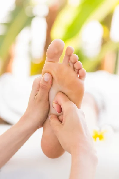 Close-up de uma mulher recebendo massagem nos pés — Fotografia de Stock