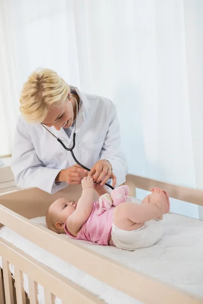 Médico y niña usando estetoscopio — Foto de Stock