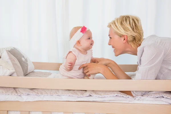 Mãe com seu bebê menina — Fotografia de Stock