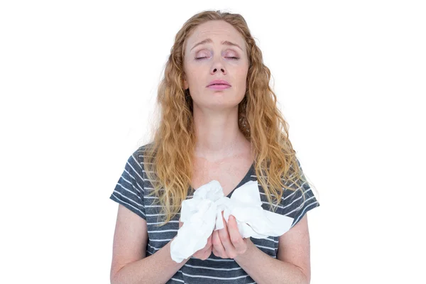 Άρρωστος ξανθιά γυναίκα που κρατά ΧΑΡΤΙΚΑ tissue — Φωτογραφία Αρχείου
