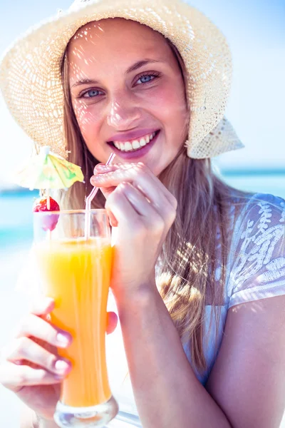 Blonde vrouw op zonnige dag — Stockfoto