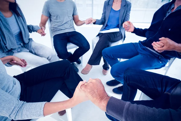 Terapia de grupo em sessão sentada em círculo — Fotografia de Stock