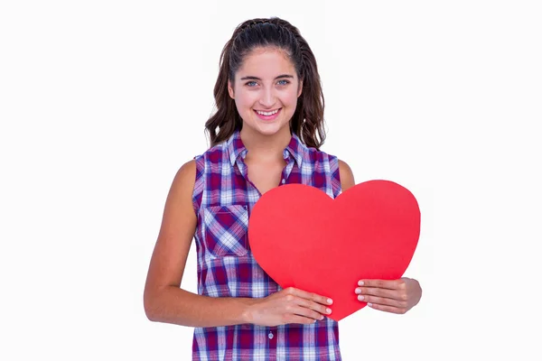 Bonita morena sosteniendo papel corazón — Foto de Stock