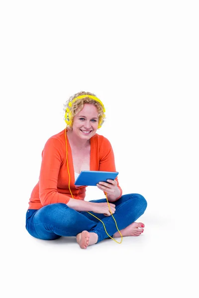 Tablet ile sarışın müzik dinleme — Stok fotoğraf