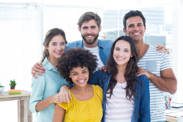 Portrait de groupe de jeunes collègues heureux — Photo