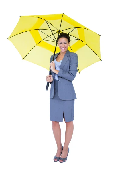 Geschäftsfrau versteckt sich unter Regenschirm — Stockfoto