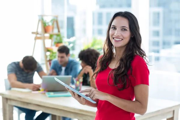 Sonriente joven empresaria usando tableta —  Fotos de Stock