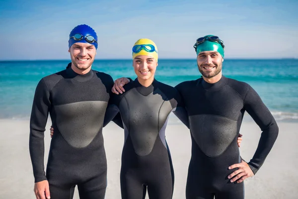 Nadadores preparándose en la playa — Foto de Stock