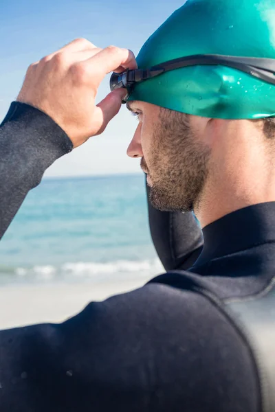 Nadador se preparando na praia — Fotografia de Stock