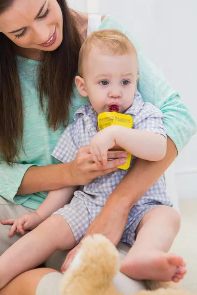 Mother giving baby a drink — Stockfoto