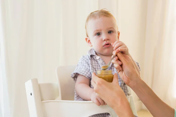 母は彼女の男の赤ちゃんの摂食 — ストック写真