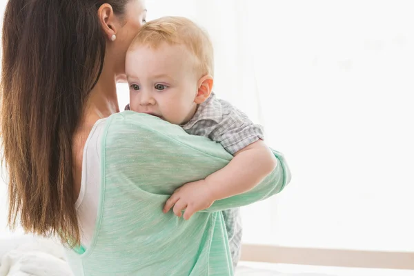 Glad mamma med hennes pojke — Stockfoto