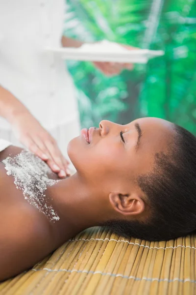 Vrouw genieten van zout scrub massage — Stockfoto