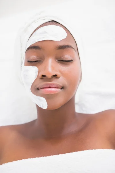 Woman getting facial treatment — Stock Photo, Image