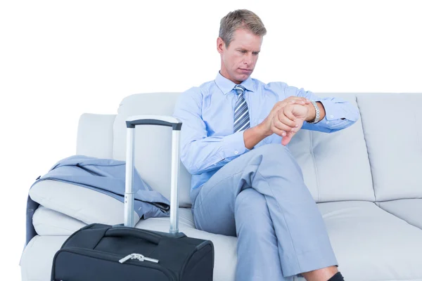 Elegante hombre de negocios con portátil sentado en el sofá en casa —  Fotos de Stock