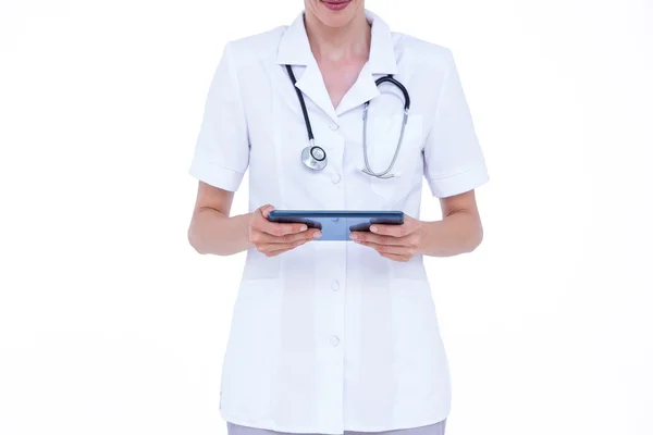 Staande arts met behulp van Tablet PC — Stockfoto