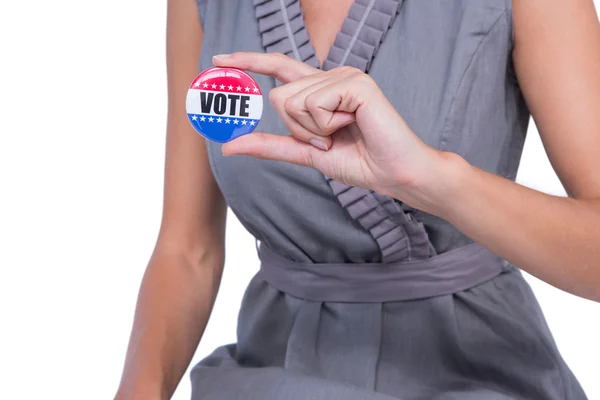 女性示す投票バッジ — ストック写真