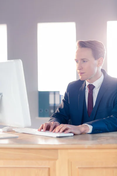 Seriös affärsman att skriva på datorn — Stockfoto