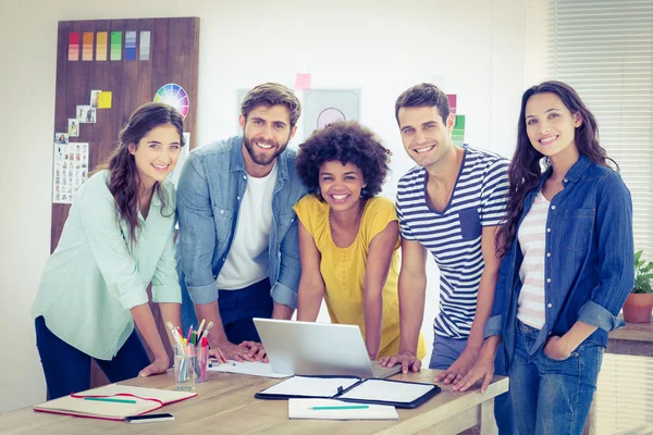 Grupo de jovens colegas usando laptop — Fotografia de Stock